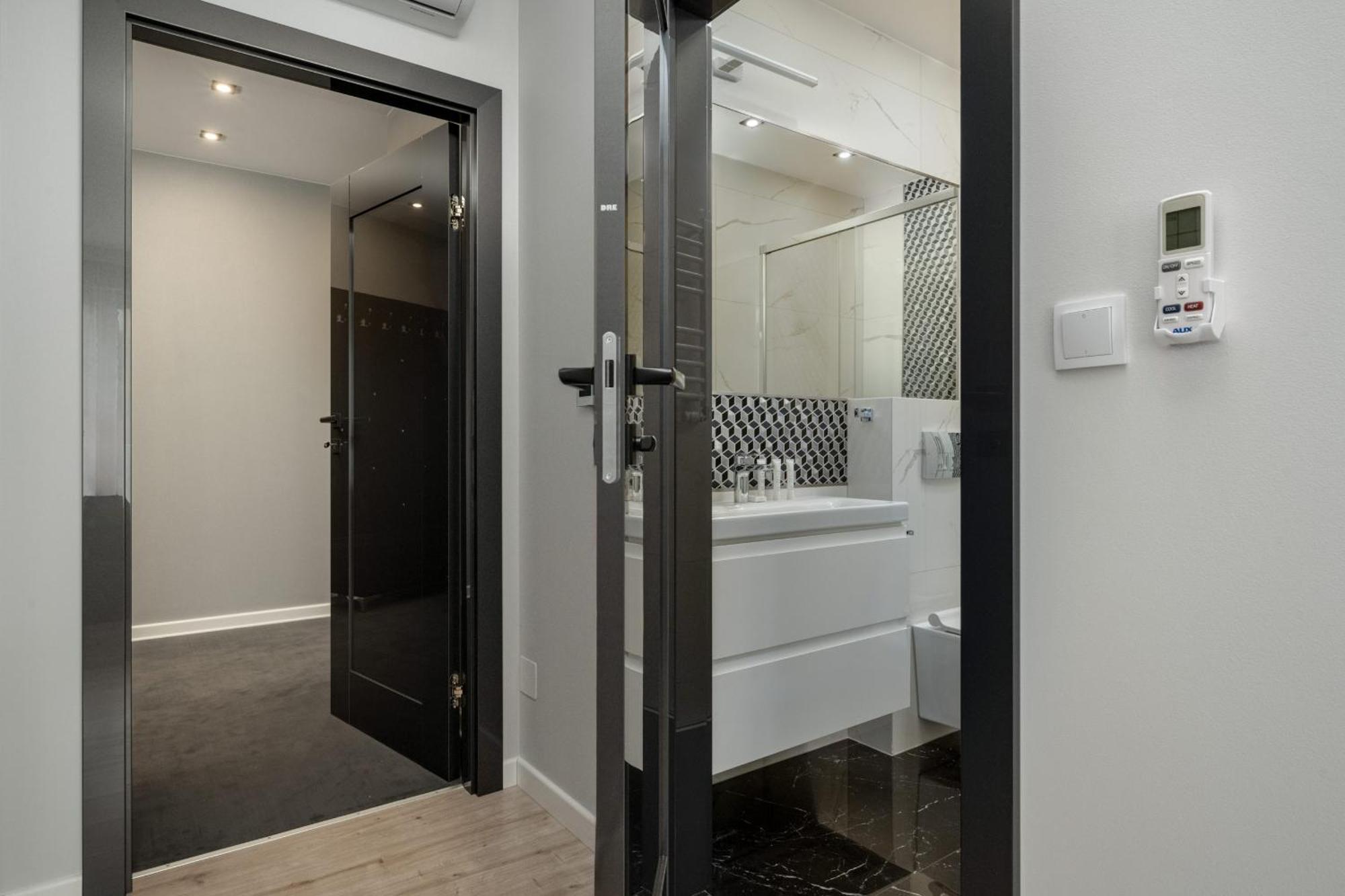 Luksusowy Apartament Z 3 Sypialniami, Klimatyzacja, Parkingiem I Biurkiem We Wroclawiu By Renters Prestige Екстериор снимка